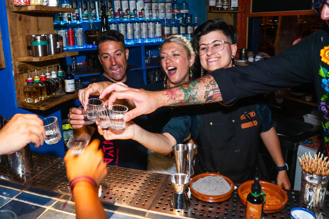 Ronda de chupitos de agave en la barra de Piñata Cantina