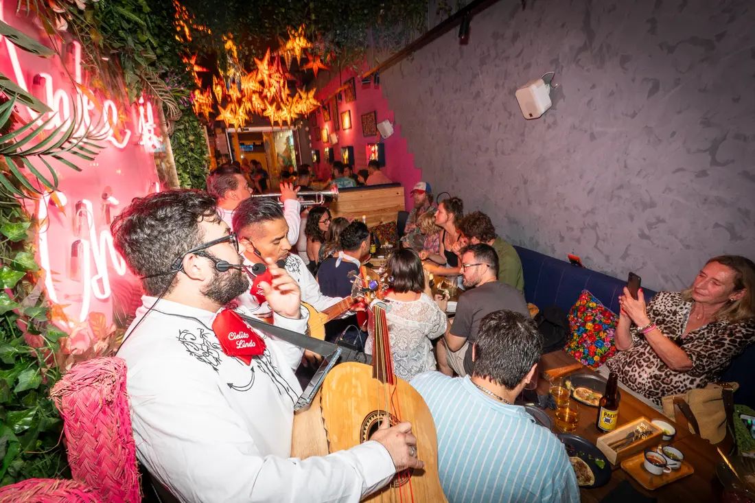 Mariachis tocando entre las mesas de Piñata Cantina en una celebración